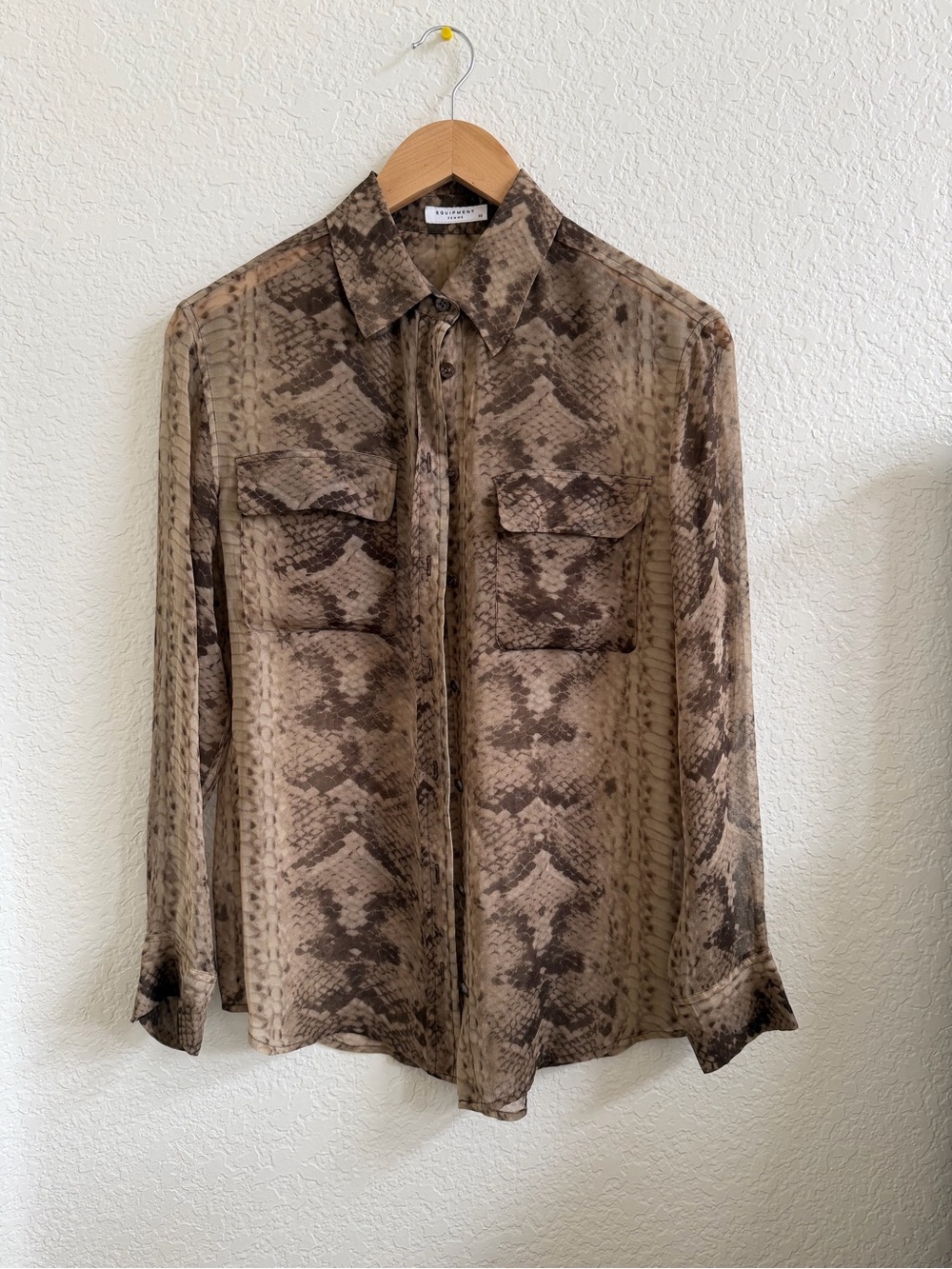 Equipment Femme 100% Silk Signature Button Up Snake Print Shirt Blouse XS Snake - Picture 2 of 5